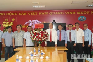 Đoàn công tác của Thành ủy Thành phố Hồ Chí Minh tặng hoa chúc mừng Cơ quan thường trực Báo Nhân Dân tại TP Hồ Chí Minh. (Ảnh Thế Anh)