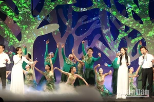 Các ca sĩ trình bày ca khúc "Một đời người một rừng cây" trong chương trình.