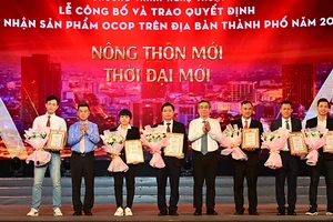 Trao quyết định công nhận sản phẩm OCOP trên địa bàn Thành phố Hồ Chí Minh năm 2023. (Ảnh: Quốc Thanh)