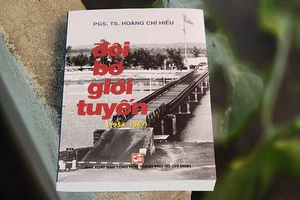 Bìa cuốn sách "Đôi bờ giới tuyến (1954-1967) của tác giả Hoàng Chí Hiếu vừa được tái bản.