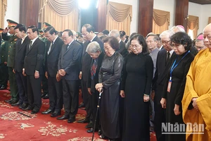 Các đại biểu dành một phút mặc niệm tưởng nhớ Tổng Bí thư Nguyễn Phú Trọng.