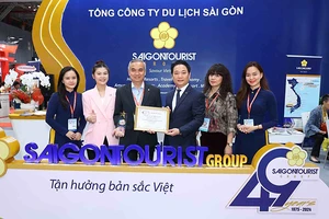 Ban Tổ chức trao giải Gian hàng đẹp Giải D trên 90m2 cho Saigontourist Group.