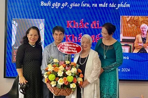 Kiến trúc sư Nguyễn Trường Lưu, Chủ tịch Liên hiệp các Hội văn học nghệ thuật Thành phố Hồ Chí Minh trao giỏ hoa chúc mừng của Bí thư Thành ủy Nguyễn Văn Nên cho đạo diễn, nhà văn Xuân Phượng.