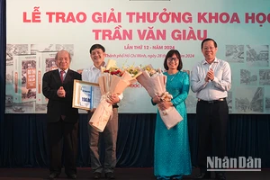 Trao Giải thưởng khoa học Trần Văn Giàu lần thứ 12 cho hai tác giải Võ Nguyên Phong và Cù Thị Dung.