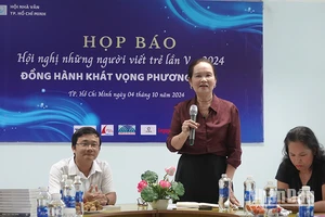 Nhà văn Bích Ngân, Chủ tịch Hội Nhà văn Thành phố Hồ Chí Minh phát biểu tại buổi họp báo.