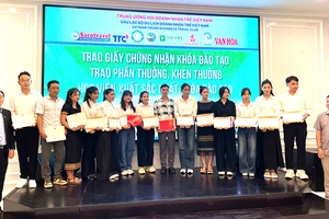 Trao chứng nhận cho các học viên.