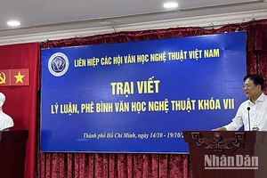 Nghệ sĩ Nhân dân, Họa sĩ Vương Duy Biên, Phó Chủ tịch Liên hiệp các hội Văn học nghệ thuật Việt Nam phát biểu tại buổi khai mạc trại viết.