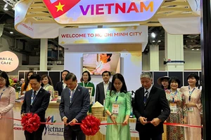 Lễ cắt băng khai mạc gian hàng du lịch Vietnam - Thành phố Hồ Chí Minh tại Hội chợ ITB Asia 2024. (Ảnh Sở Du lịch cung cấp).