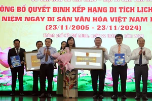 Các trường đại học, cao đẳng và thư viện tại Thành phố Hồ Chí Minh tiếp nhận sách do Tiến sĩ Võ Tá Hân, kiều bào Mỹ, tặng. (Ảnh LINH BẢO)