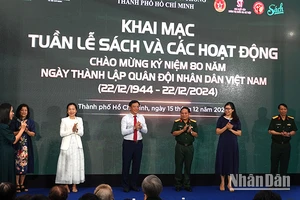 Các đại biểu thực hiện nghi thức khai mạc Tuần lễ sách kỷ niệm 80 năm Ngày thành lập Quân đội nhân dân Việt Nam (22/12/1944-22/12/2024).