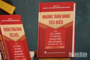 Bìa cuốn sách “Những trận đánh tiêu biểu của Lực lượng vũ trang Thành phố Hồ Chí Minh giai đoạn 1945-1989”.