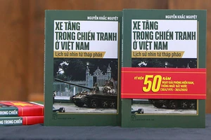 Bìa cuốn sách "Xe tăng trong chiến tranh ở Việt Nam-Lịch sử nhìn từ tháp pháo”.