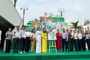 Các đại biểu tại Lễ phát động chương trình “Mỗi đơn vị kinh doanh là một điểm đến thân thiện”.