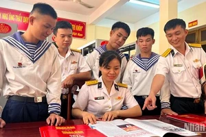 Cán bộ, chiến sĩ đọc những thông tin ý nghĩa trên ấn phẩm Báo Nhân Dân Xuân Giáp Thìn 2024.