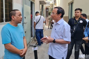 Bí thư Thành ủy TP Hồ Chí Minh Nguyễn Văn Nên thăm hỏi gia đình sau vụ cháy.
