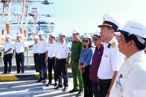 Đoàn Đại biểu Quốc hội tỉnh Bà Rịa-Vũng Tàu khảo sát thực tế cụm cảng Tân Cảng Cái Mép Thị Vải.