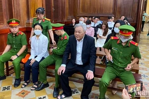 Bị cáo Trần Quí Thanh (áo đen) tại phiên tòa.