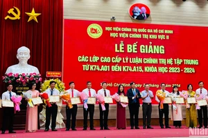 PGS.TS Nguyễn Quốc Dũng, Giám đốc Học viện Chính trị Khu vực II trao Giấy khen cho các học viên đạt thành tích xuất sắc trong khóa học.
