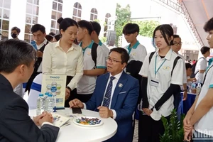 PGS.TS Nguyễn Xuân Phương, Hiệu Trưởng Trường đại học Giao thông vận tải Thành phố Hồ Chí Minh giới thiệu với doanh nghiệp về tiềm năng nhân lực từ nguồn sinh viên.