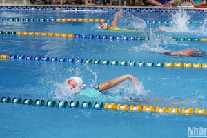 Các vận động viên nhí tranh tài tại giải bơi.