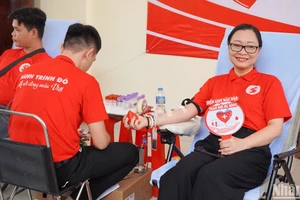 Bà Nguyễn Thị Quyên Thanh, Phó Chủ tịch Ủy ban nhân dân tỉnh Vĩnh Long tham gia hiến máu nhân đạo.