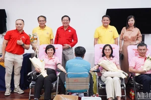 Nhiều công dân người Thái Lan và Việt Nam cùng tham gia hiến máu nhân đạo