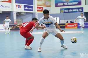 Câu lạc bộ Thái Sơn Nam (áo trắng) đã vô địch khi giải vẫn còn hai vòng thi đấu
