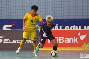 Các cầu thủ Sài Gòn Titans Thành phố Hồ Chí Minh (áo vàng) và Hà Nội trong trận đối đầu chiều 18/7.