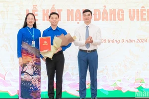 Đồng chí: Nguyễn Thị Hồng, Bí thư Đảng ủy; Nguyễn Anh Tuấn, Đảng ủy viên, Phó Hiệu trưởng Nhà trường trao quyết định và tặng hoa chúc mừng Đảng viên mới tại buổi lễ