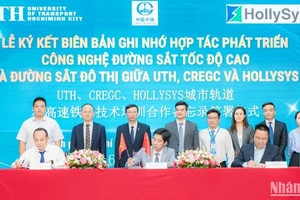 Đại diện UTH , CREGC và HollySys tổ chức ký thỏa thuận hợp tác về đào tạo, nghiên cứu khoa học và chuyển giao công nghệ đường sắt tốc độ cao và đường sắt đô thị.