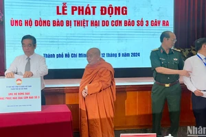 Lãnh đạo Thành phố Hồ Chí Minh trao ủng hộ đồng bào các tỉnh miền bắc gặp thiên tai, bão lũ.