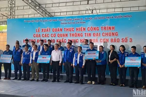 Lãnh đạo Thành phố Hồ Chí Minh động viên các đơn vị trước giờ lên đường hỗ trợ đồng bào miền bắc khắc phục hậu quả bão lũ, thiên tai. (Ảnh: HUYỀN TRÂN)