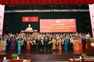 Lãnh đạo Trung ương, Thành phố Hồ Chí Minh tặng hoa chúc mừng các Ủy viên Ủy ban Mặt trận Tổ quốc Việt Nam Thành phố Hồ Chí Minh khóa 12.