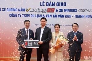 Đại diện hai doanh nghiệp làm lễ bàn giao xe.