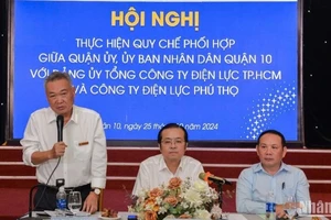 Ông Phạm Quốc Bảo, Chủ tịch Hội đồng Thành viên EVNHCMC làm việc với Quận ủy, Ủy ban nhân dân Quận 10 về công tác cung cấp điện trên địa bàn.