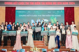 Ban tổ chức trao giải cho các thí sinh đạt giải của cuộc thi. 