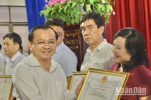 Phó Chủ tịch Thường trực Ủy ban nhân dân tỉnh Bạc Liêu Lê Tấn Cận trao bằng khen các doanh nghiệp, nhà hảo tâm tích cực ủng hộ Quỹ Khuyến học của tỉnh.