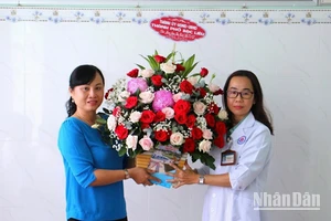 Phó Chủ tịch Ủy ban nhân dân thành phố Bạc Liêu Đỗ Ái Lam thăm, tặng hoa lãnh đạo Trạm Y tế phường 5, thành phố Bạc Liêu.
