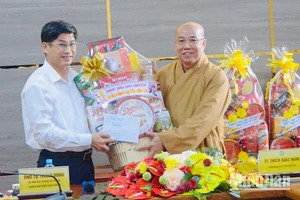 Đồng chí Tạ Trung Dũng, Thường trực Tỉnh ủy, Trưởng Ban Tuyên giáo Tỉnh ủy Bạc Liêu, tặng quà chúc mừng Ban Trị sự Giáo hội Phật giáo Việt Nam tỉnh Bạc Liêu, nhân dịp Đại lễ Phật đản 2024.