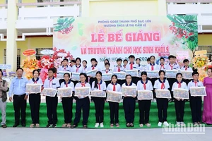 Nhiều giáo viên, học sinh xuất sắc tại Bạc Liêu rất vui mừng được trao tặng tranh panorama "Chiến thắng Điện Biên Phủ".