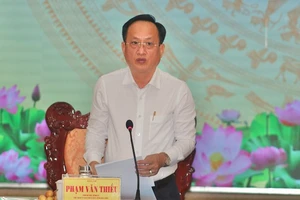 Chủ tịch Ủy ban nhân dân tỉnh Bạc Liêu Phạm Văn Thiều chỉ đạo các biện pháp cấp cách phòng, chống sạt lở nhà dân đang xảy ra rất nghiêm trọng hiện nay.