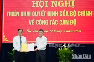 Đồng chí Lê Minh Hưng trao quyết định của Bộ Chính trị cho đồng chí Huỳnh Quốc Việt.