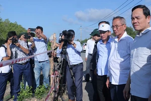 Phó Thủ tướng Trần Lưu Quang kiểm tra, chỉ đạo khắc phục tại vùng ven biển Bạc Liêu.