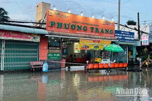 Khu vực nhà xe Phương Trang (trong bến xe Bạc Liêu) thường xuyên ngập sâu, nhiều hôm hành khách phải xắn quần... đến bẹn để mua vé xe ô-tô. (Ảnh: TRỌNG DUY)