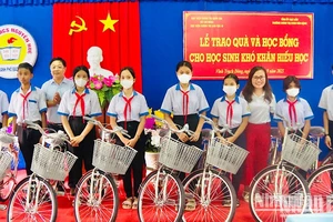 Chính quyền và lãnh đạo ngành Giáo dục- Đào tạo thành phố Bạc Liêu trao tặng xe đạp cho nhiều học sinh có hoàn cảnh khó khăn.