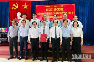 Trưởng ban Tổ chức Tỉnh ủy Bạc Liêu Hồ Thanh Thủy (thứ ba từ phải sang trái) trao quyết định của Ban Thường vụ Tỉnh ủy Bạc Liêu cho đồng chí Dương Quốc Nhẫn giữ chức Phó ban Tổ chức Tỉnh ủy. (Ảnh: TRỌNG DUY)