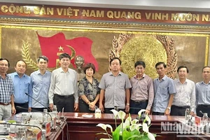 Đồng chí Huỳnh Quốc Việt, Phó Bí thư Thường trực Tỉnh ủy Bạc Liêu (thứ 6 từ trái qua) làm việc với đoàn công tác của Báo Nhân Dân, ngày 28/8/2024 về khắc phục hạn chế, yếu kém phát hành Báo Nhân Dân. 