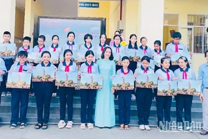 Nhà báo Trọng Duy, Trưởng Văn phòng đại diện Báo Nhân Dân tại Bạc Liêu và cô Trần Kim Thi, Bí thư Chi bộ, Hiệu trưởng Trường trung học cơ sở Lê Thị Cẩm Lệ (thành phố Bạc Liêu) trao tặng phụ san đặc biệt Cột cờ Hà Nội cho các em học sinh.