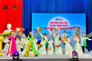 Một tiết mục văn nghệ chiều 19/11 của sinh viên Trường đại học Bạc Liêu tại lễ khai giảng năm học mới và kỷ niệm 42 năm Ngày Nhà giáo Việt Nam. (Ảnh: TRỌNG DUY)