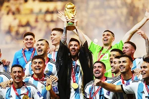 Messi cùng các đồng đội nâng cao chiếc cúp vô địch World Cup 2022. Nguồn: FIFA